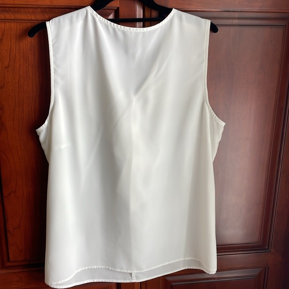 Chico’s Size 2, same as 12/14 Sleeveless Ruffled V-Neck Top. - Picture 5 of 6